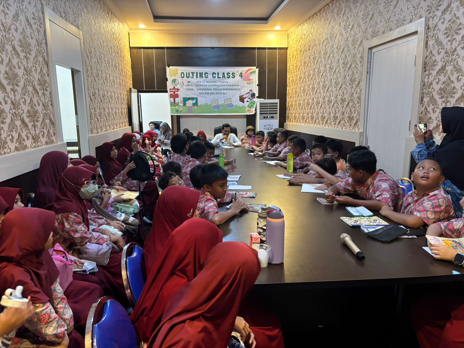Kunjungan Edukatif SDS IT Madani Luwuk: Siswa Kelas 4 Belajar Peran Diskominfo di Era Digital